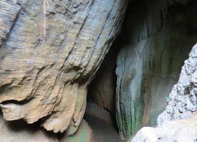 Imagem de caverna e curso dágua na Área de Proteção Ambiental (APA) Carste de Lagoa Santa