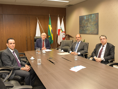 #PraCegoVer Foto mostra 4 homens de terno sentados em volta de uma mesa, entre eles, o procurador Eduardo Morato Fonseca, à direita. 