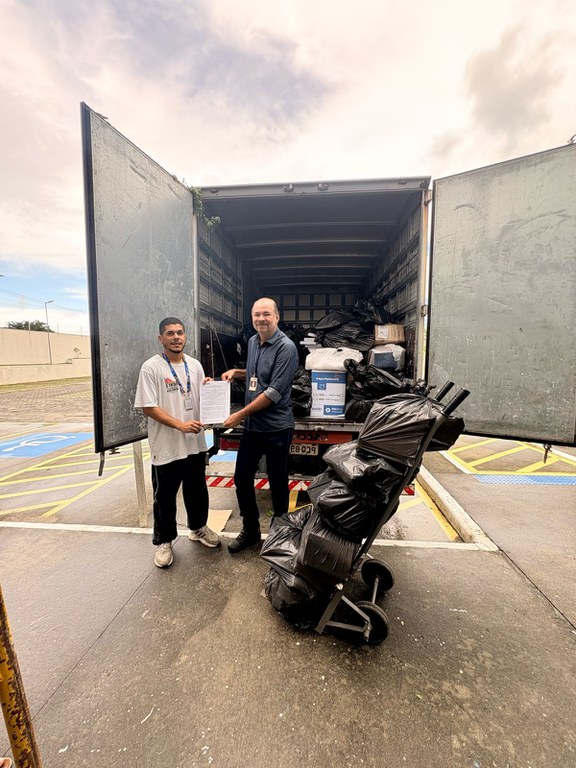 Servidor do MPF entrega livros ao presídio