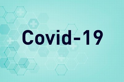 Termo "Covid-19" escrito em preto sobre um fundo azul claro.