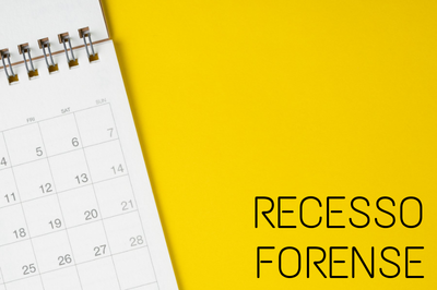 Foto em que aparece o pedaço de uma folha de calendário sobre um fundo amarelo. Escrita em preto, a frase "recesso forense"