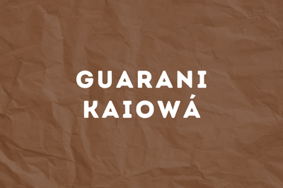Arte retangular com fundo na cor marrom. Escrito em branco, no centro da imagem, o termo "Guarani Kaiowá". A arte é da assessoria de comunicação do Ministério Público Federal.