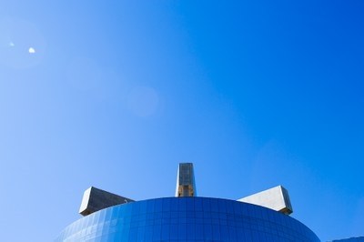 Foto mostra a parte superior de um dos prédios da PGR e o céu azul em dia de sol 