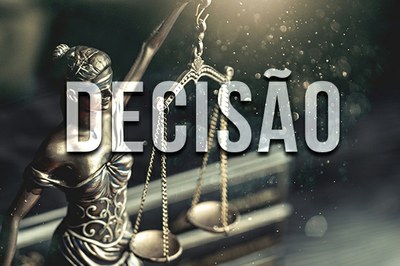 A foto apresenta a palavra Decisão em primeiro plano e em segundo plano a imagem da balança da Justiça