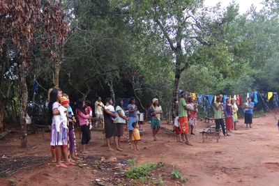 Foto da Comunidade Pyelito Kuê mostra os indígenas e árvores do local