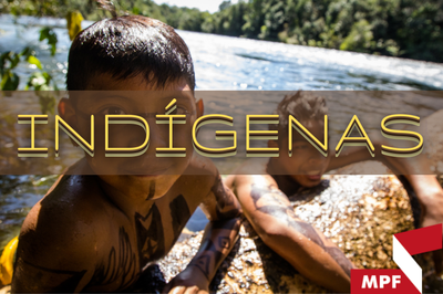 #Pracegover: imagem mostra dois garotos indígenas, apoiados em um troco de árvore, tomando banho de rio. Sobreposto a eles está a palavra INDÍGENA, nas cores vermelho e amarelo.