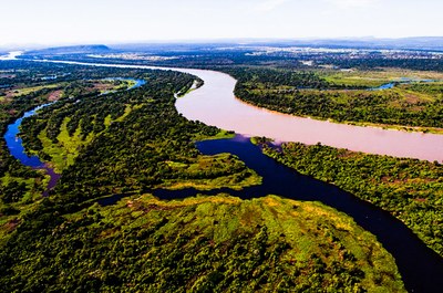 #pracegover: Foto retangular mostra o Rio Paraguai, sinuoso, cortando a planície alagada do Pantanal. As suas margens estão florestas verdes e várias lagoas em decorrência da cheia, além de outros afluentes. a foto é de marcos vergueiro, da secretaria de comunicação de Mato Grosso.
