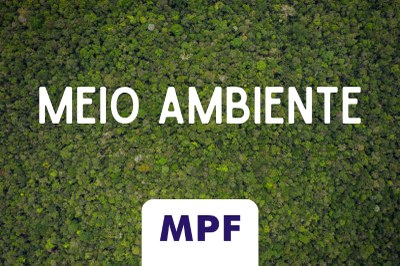 Fotografia de uma floresta vista de cima com a marca do MPF na parte inferior, centralizada, com um retângulo branco de cantos arredondados ao fundo.