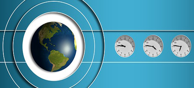 Arte mostra um globo terrestre e três relógios marcando horários diferentes para remeter ao tema fuso horário.