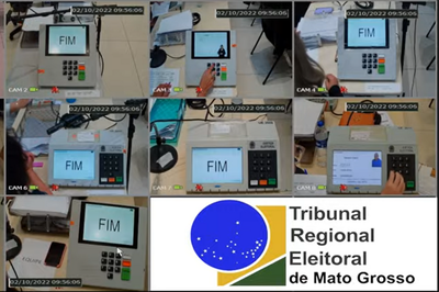 Print da tela da transmissão ao vivo do Youtube dividida em várias telas que mostram as urnas eletrônicas sendo auditadas em tempo real