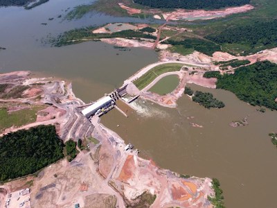 Imagem aérea de hidrelétrica 