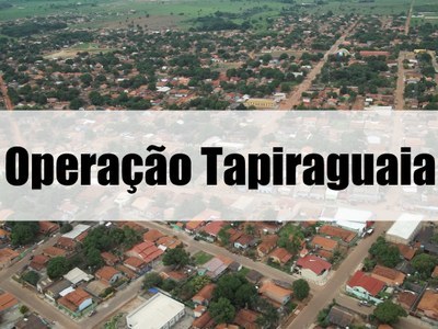 Imagem aérea de cidade com casas, árvores e ruas, escrito: Operação Tapiraguaia