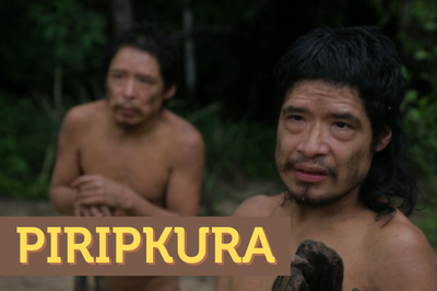 #Pracegover Foto de dois indígenas sem camisa. No lado esquerdo da foto está escrito Piripkura em letras amarelas em cima de uma tarja marrom 