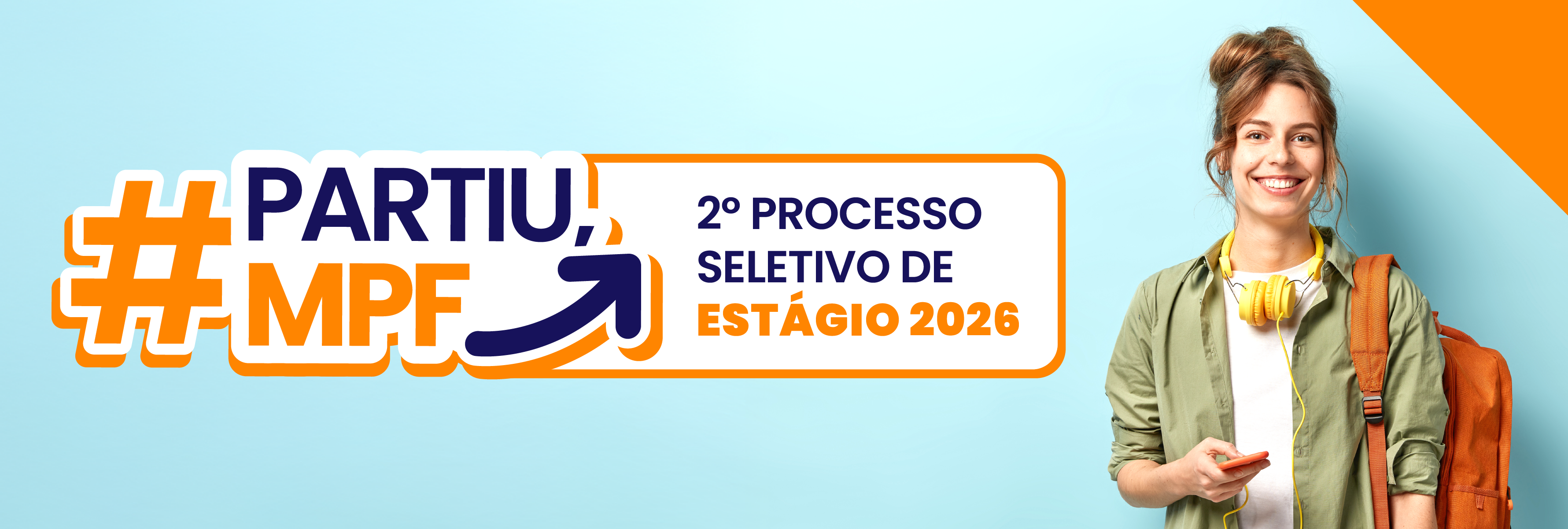 Banner promocional para o 2º Processo Seletivo de Estágio MPF 2026. No lado esquerdo, o texto gráfico "#PARTIU, MPF" com uma seta curva azul apontando para cima. No centro, o texto "2º PROCESSO SELETIVO DE ESTÁGIO 2026". No lado direito, uma jovem sorridente com fones de ouvido amarelos no pescoço e uma mochila laranja, segurando um smartphone, contra um fundo azul-ciano.