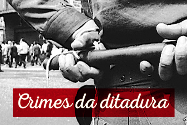 Fotografia em preto e branco das costas de um militar segurando um cacetete e, ao fundo, pessoas em uma passeata. Em primeiro plano, sobre a foto, há um retângulo vermelho translúcido com o texto "Crimes da ditadura" em branco.