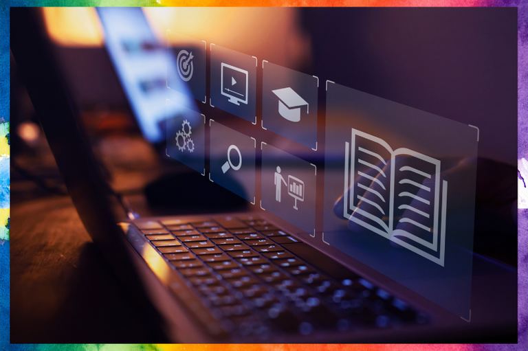 Fotografia em ambiente com iluminação suave mostra um notebook aberto, com teclado retroiluminado e tela ao fundo.
Sobrepostos à imagem do computador, destacam-se ícones digitais e luminosos de um livro aberto, capelo, tela de vídeo, engrenagens, lupa e alvo, simbolizando aprendizagem e tecnologia.