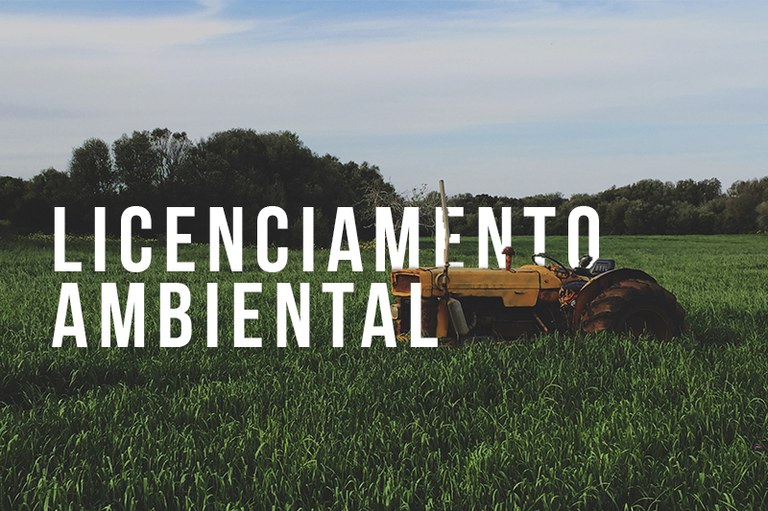 Arte retangular de um trator amarelo no meio de uma plantação. Em branco as palavras Licenciamento Ambiental