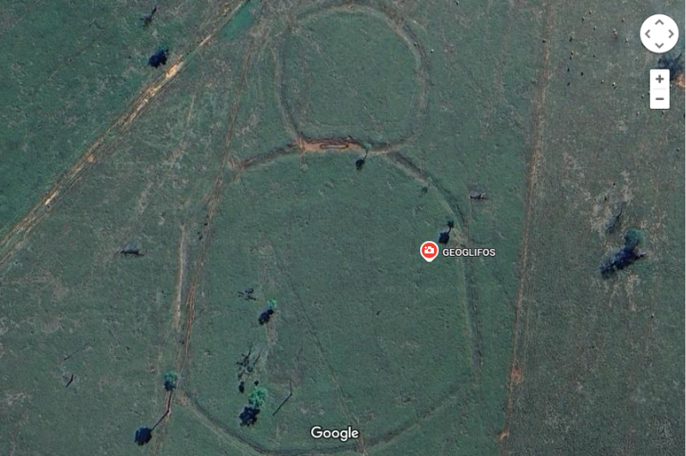 Vista aérea de área de vegetação em que é possível ver um geoglifo - marcas no solo - em formato de 8