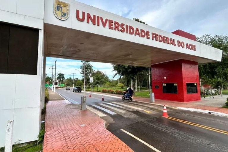 Fachada da Universidade Federal do Acre.