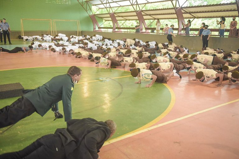 Foto mostra estudantes de escola cívico-militar do Acre