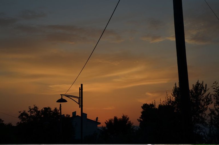 Foto mostra uma rede elétrica ao anoitecer