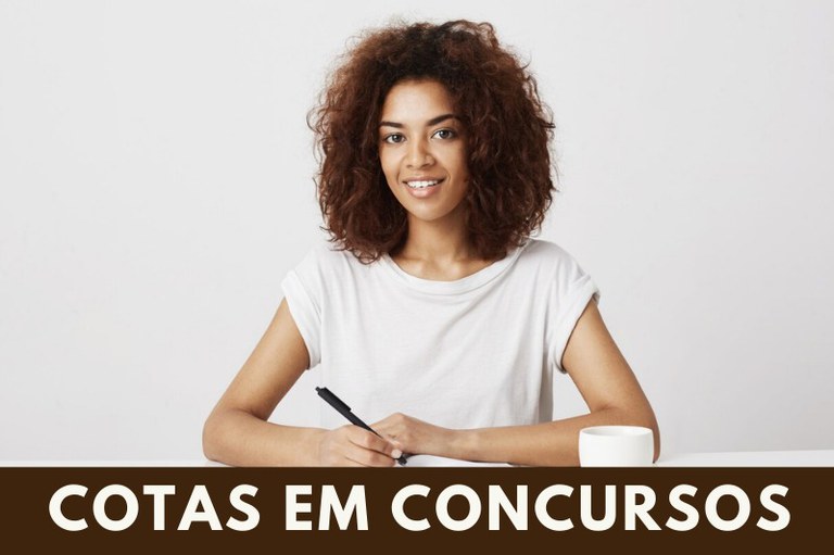 arte retangular com uma imagem ilustrativa de jovem negra com caneta preta na mão olhando para frente, num fundo branco, uma tarja marrom na margem inferior da arte com a expressão Cotas para Concursos