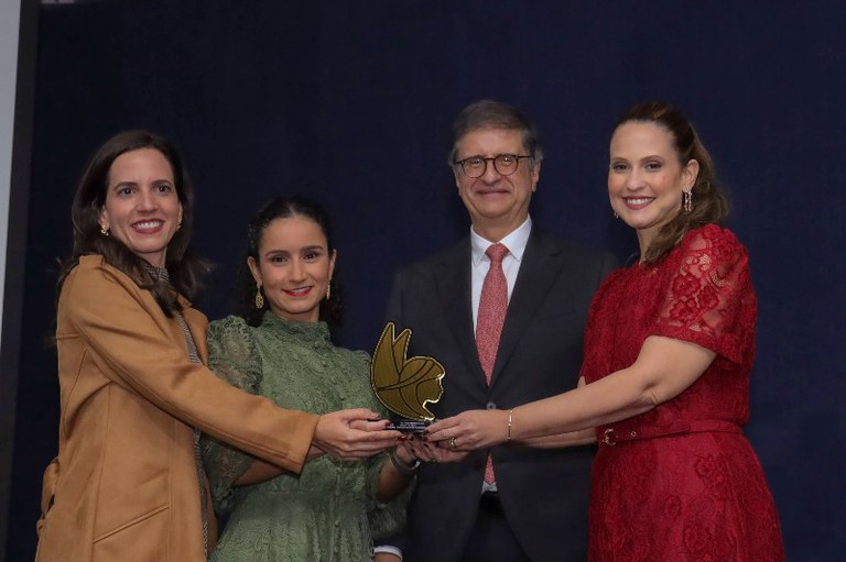 Foto mostra três procuradoras segurando o prêmio ao lado do procurador-geral da República