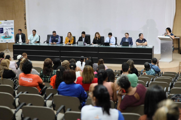 Foto da Audiência Pública do EJAI com os representantes de órgãos públicos e participantes no auditório do TCE/AL.