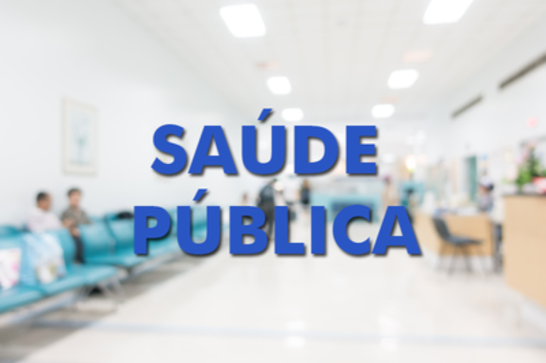 Imagem composta por uma foto, desfocada, de um ambiente que lembra a sala de espera de um hospital, com cadeiras, iluminação clara e paredes brancas. Em primeiro plano, em letras azuis escuras, se lê a expressão Saúde Pública