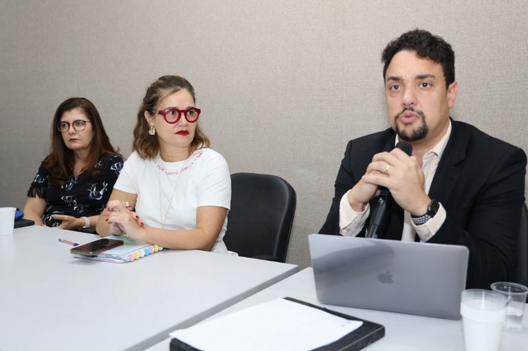 Procurador regional dos direitos do cidadão, Bruno Lamenha, e promotora de Justiça dos direitos humanos, Alexandra Beurlen.