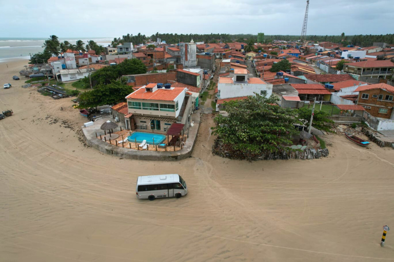 Registro aéreo do trânsito de veículos na faixa de areia da praia do Peba