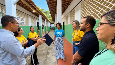 Discussão no Corredor da Escola (1).png