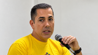 Retrato de Homem com Microfone.png
