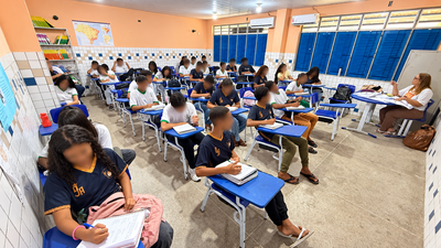 Sala de aula cheia em aprendizagem.png