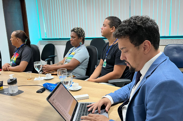 Registro fotográfico das pessoas reunidas presencialmente, enquanto outras acompanharam via online