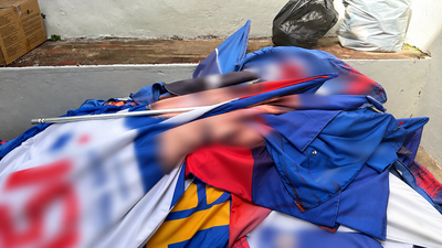 Bandeiras Coloridas Amontoadas no Pátio.png