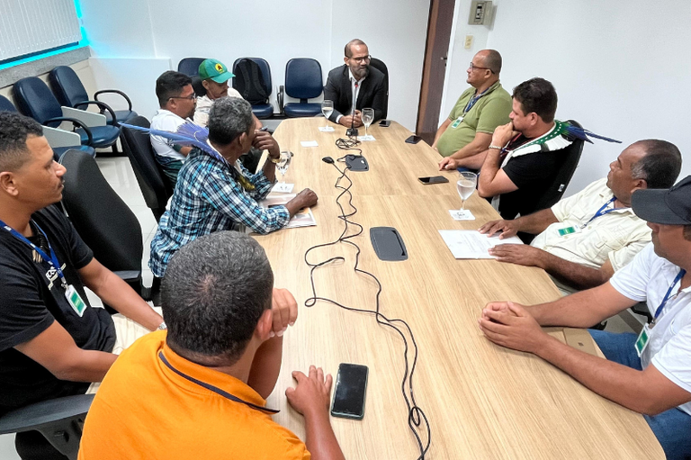fotografia das pessoas reunidas com o procurador da República no centro da imagem