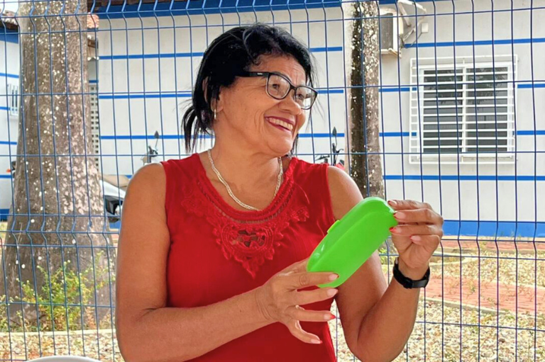 registro fotográfico de uma das beneficiárias com o recebimento de novos óculos de grau