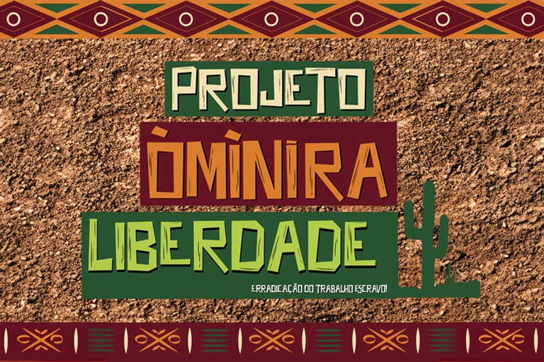 Imagem retangular com fundo em textura de terra batida, em tom marrom avermelhado, remetendo ao solo do sertão. No centro, estão dispostos blocos de texto com aparência rústica e letras estilizadas, que remetem a elementos gráficos da cultura popular nordestina. No topo da imagem e na parte inferior, há uma faixa decorativa com padrões geométricos em vermelho, verde, amarelo e branco, que reforçam o aspecto cultural e tradicional. Ao centro, em destaque, estão as palavras: “PROJETO” (em letras verdes com contorno branco, sobre fundo verde escuro), “ÒMINIRA” (em laranja, com acento diferencial estilizado, sobre fundo vermelho escuro), “LIBERDADE” (em verde vibrante, sobre fundo verde escuro).