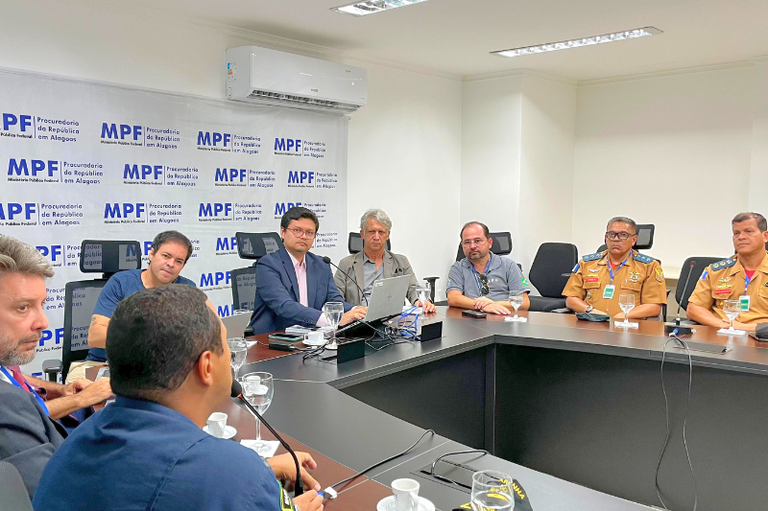 registro fotográfico das pessoas reunidas em torno de uma mesa oval, com o procurador da República Erico Gomes no centro