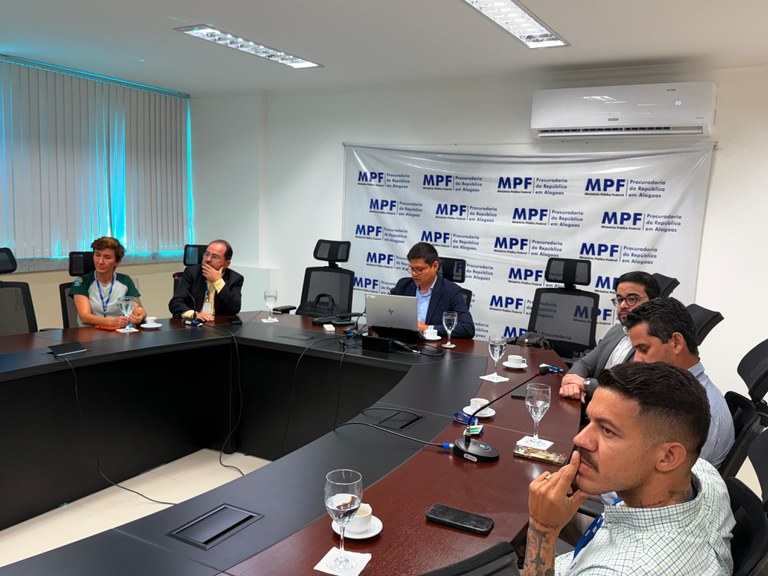 Foto retirada durante reunião, com os representantes de cada órgão sentados ao lado do procurador Erico Gomes