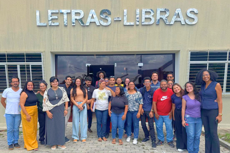 registro fotográfico dos participantes da reunião na porta da Faculdade de Letras, na UFAL
