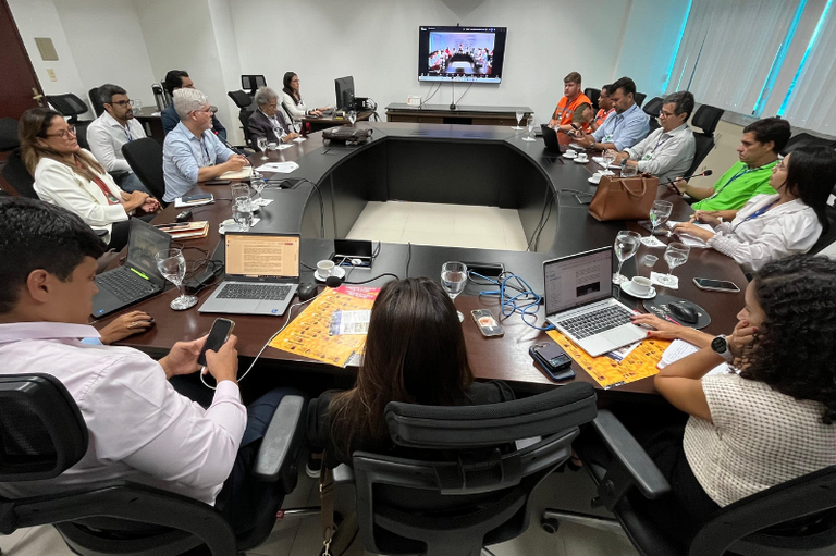 Foto tirada na sala de reunião, no momento do debate