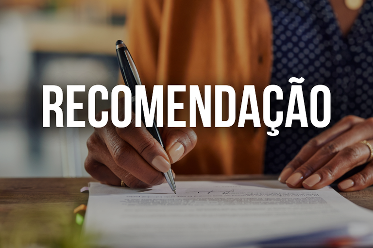 arte retangular com imagem desfocada de pessoa assinando documento em no primeiro plano, centralizado, em letras brancas garrafais, a palavras "recomendação"