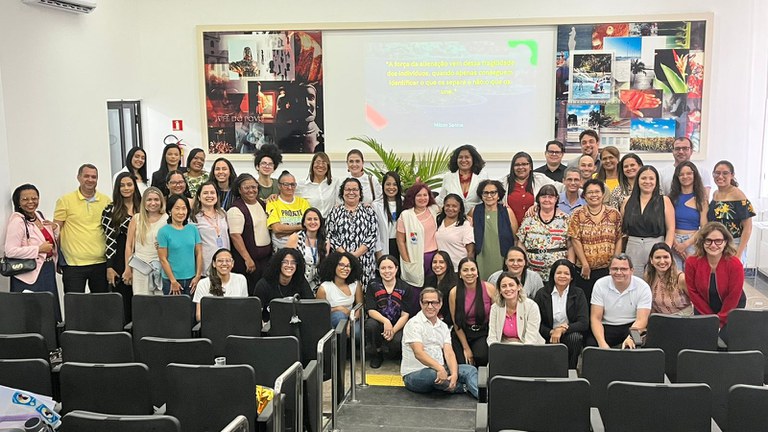 Foto tirada ao final do evento, com todos os palestrantes e convidados reunidos no auditório do Ministério Público Federal