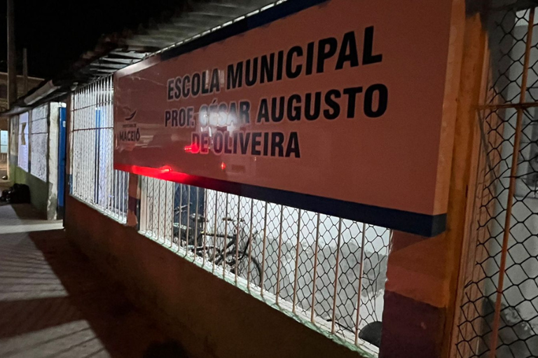 Foto da fachada da Escola Municipal Prof. César Augusto de Oliveira