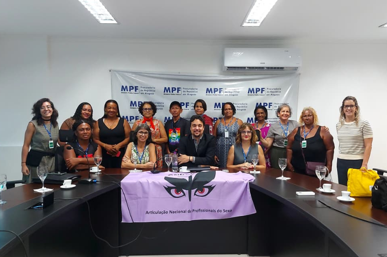 Imagem mostra procurador da República Bruno Lamenha, promotora Alexandra Berhlen e representantes da Anprosex