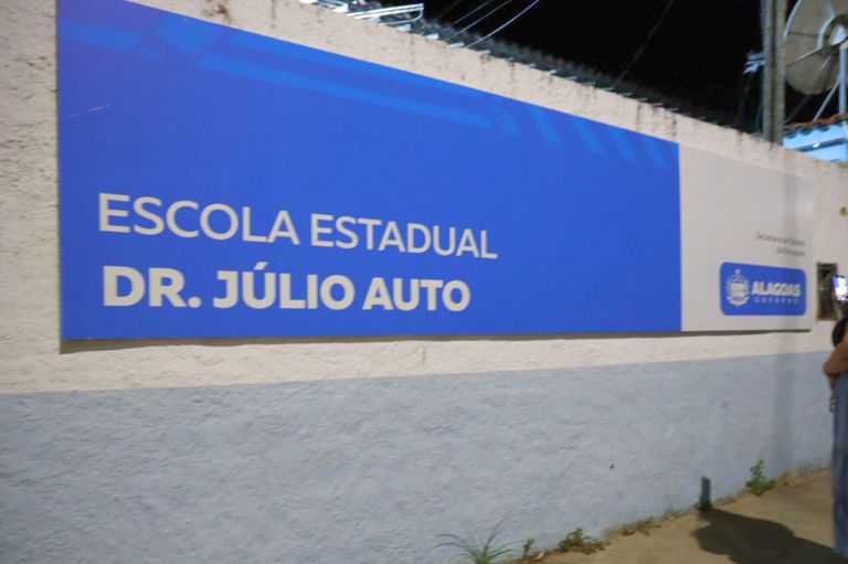 Foto da placa de identificação da escola
