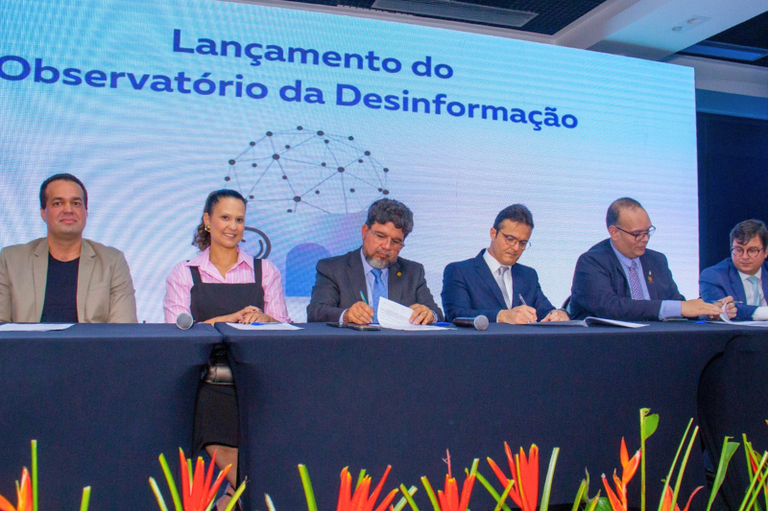 registro fotográfico da mesa dos participantes do Observatório de combate à desinformação