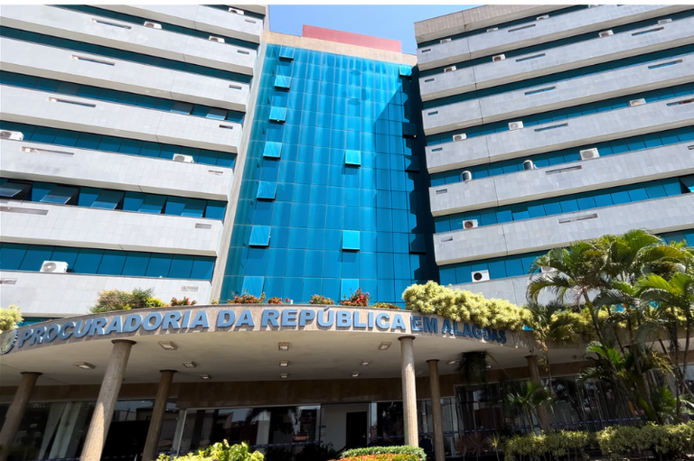 Imagem mostra a fachada da PR/AL